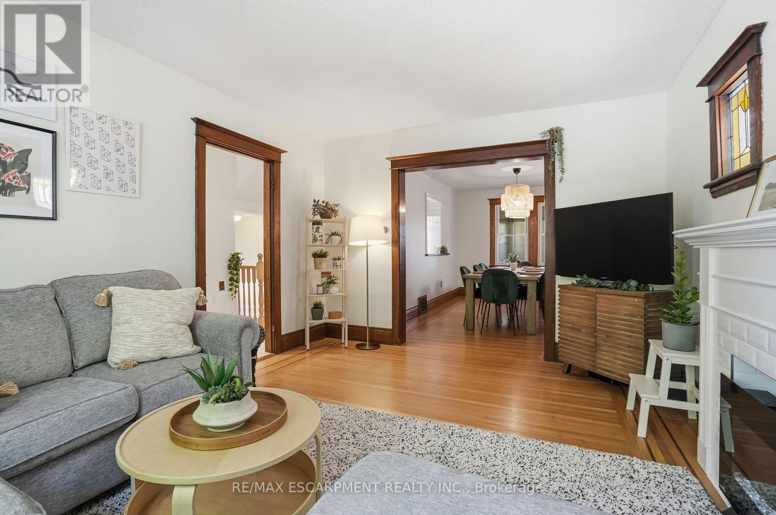 146 Park Row S, Hamilton, ON - Indoor Photo Showing Living Room