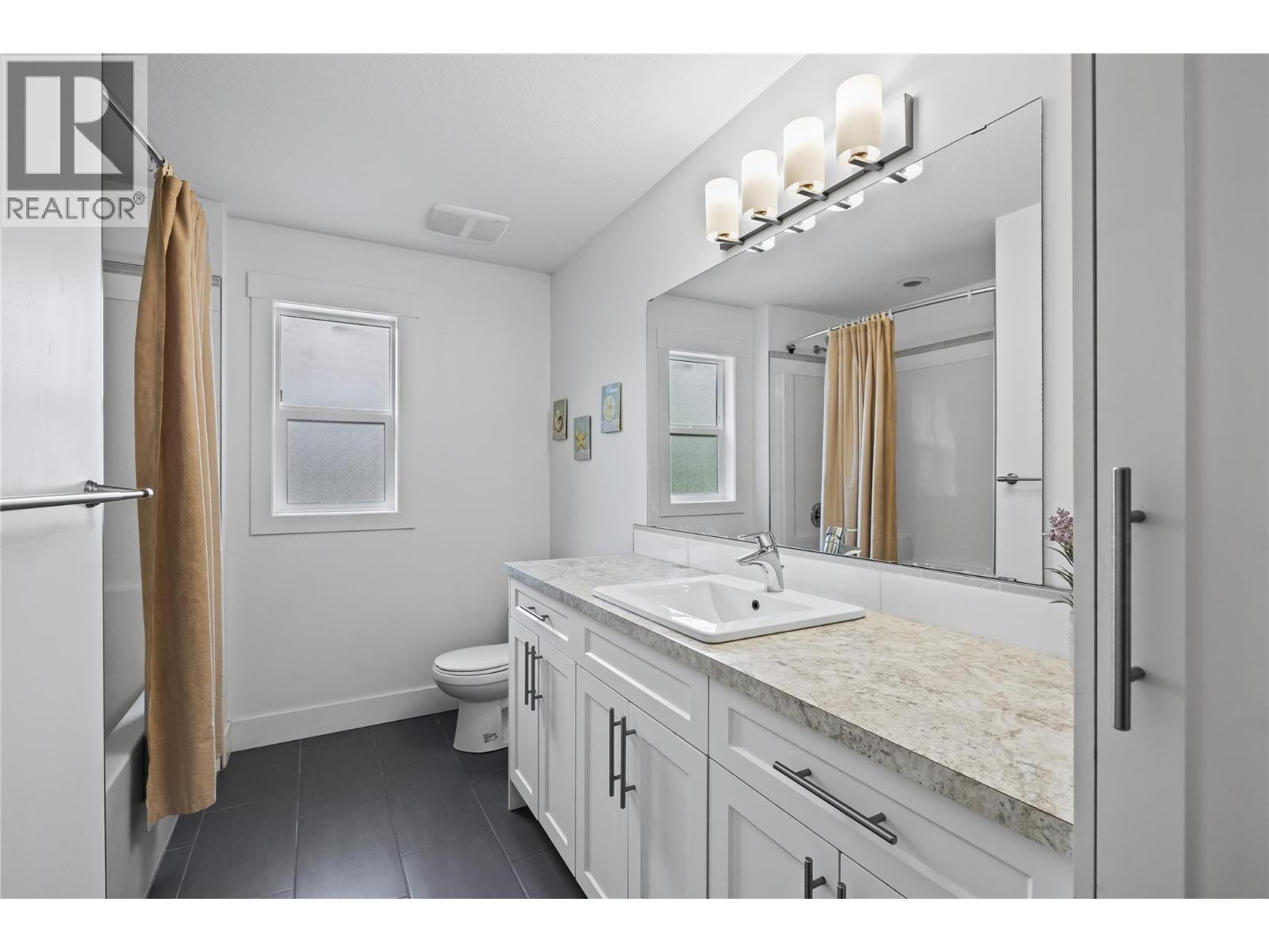 Spacious and Bright 4pc Bathroom - 827 Juniper Road, Kelowna, BC - Indoor Photo Showing Bathroom