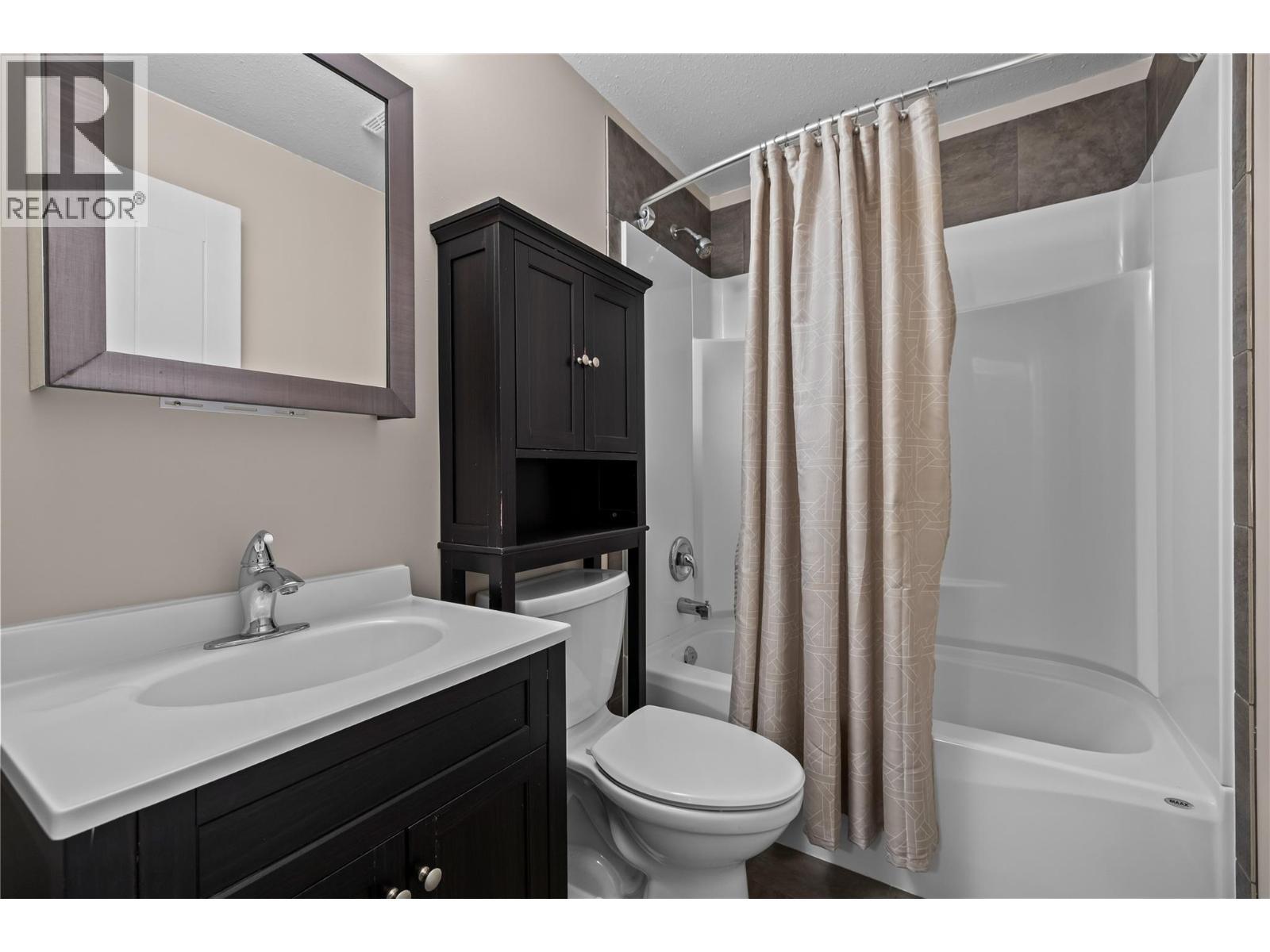 Basement - Full 4pc Bathroom - 827 Juniper Road, Kelowna, BC - Indoor Photo Showing Bathroom