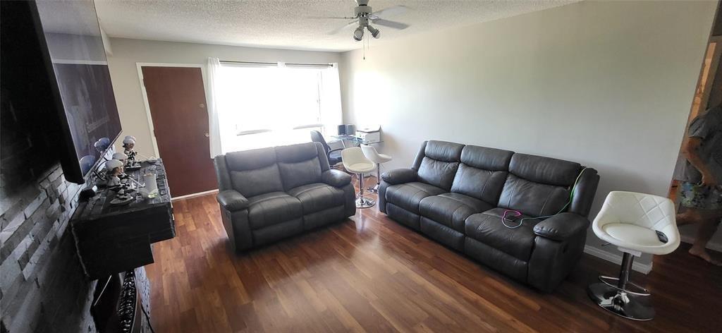 12 5 Queens Crescent, Brandon, MB - Indoor Photo Showing Living Room