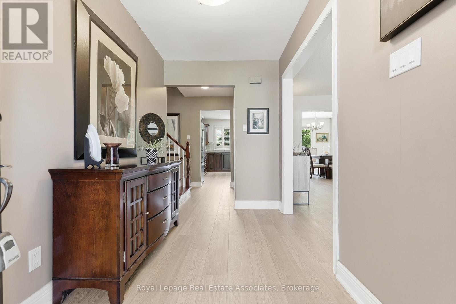 2580 Homelands Drive, Mississauga, ON - Indoor Photo Showing Living Room