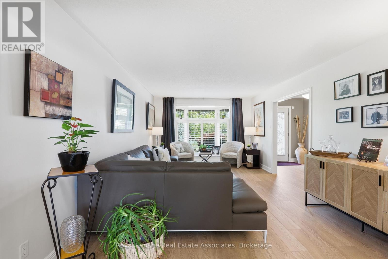 2580 Homelands Drive, Mississauga, ON - Indoor Photo Showing Living Room