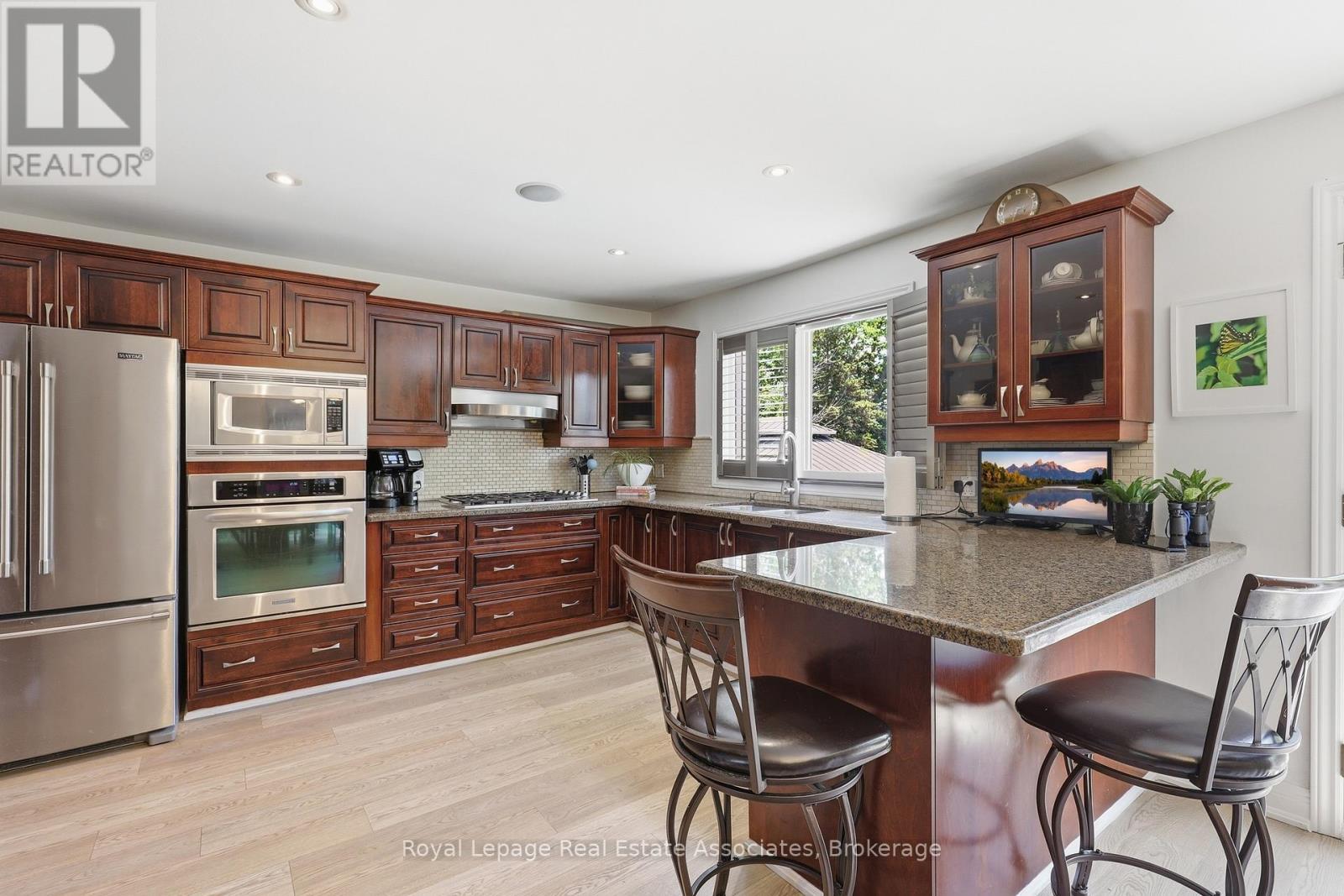 2580 Homelands Drive, Mississauga, ON - Indoor Photo Showing Kitchen With Double Sink