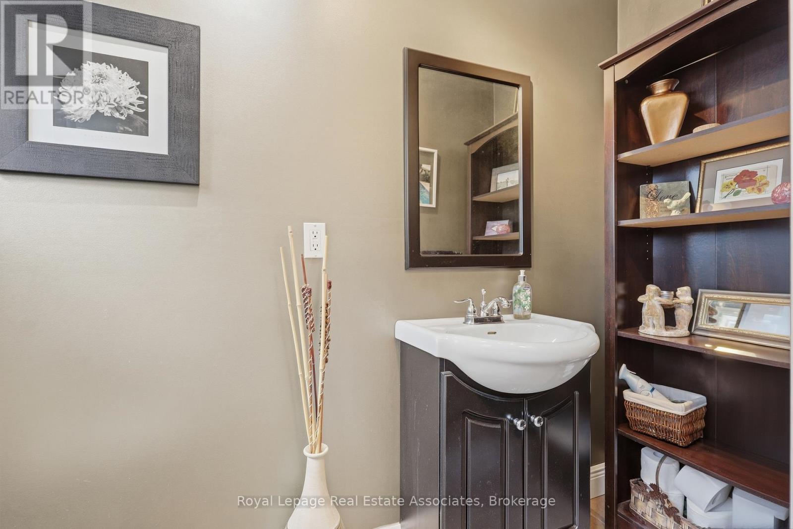 2580 Homelands Drive, Mississauga, ON - Indoor Photo Showing Living Room With Fireplace