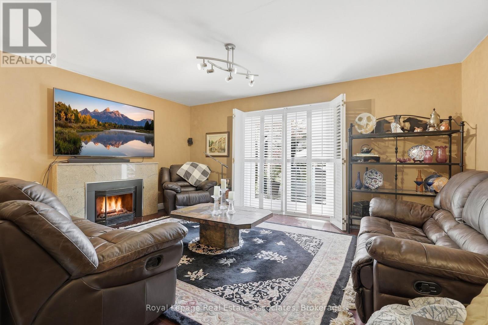 2580 Homelands Drive, Mississauga, ON - Indoor Photo Showing Living Room With Fireplace