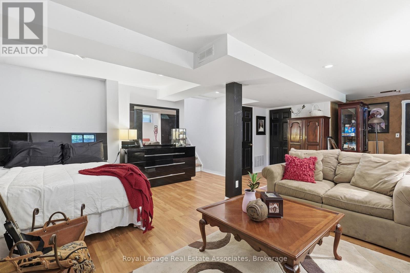 2580 Homelands Drive, Mississauga, ON - Indoor Photo Showing Living Room