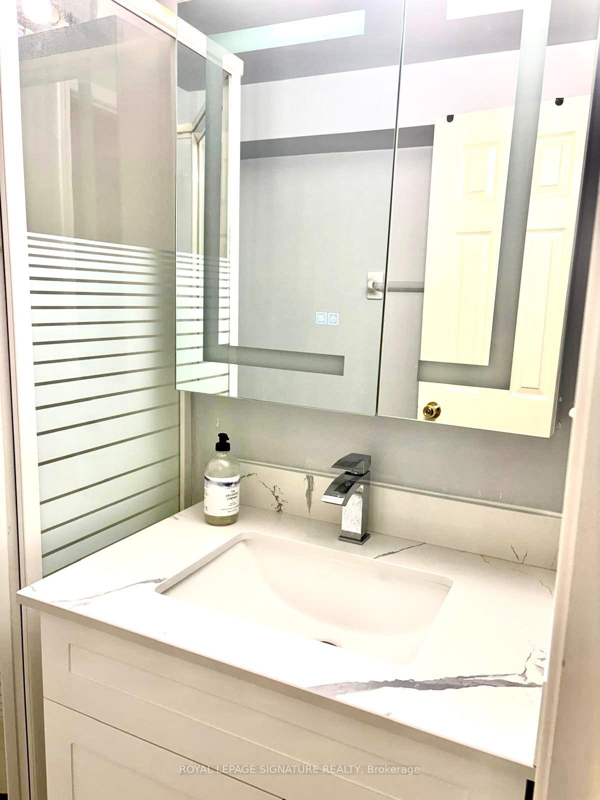 27 Dalbret Crescent, Toronto, ON - Indoor Photo Showing Bathroom