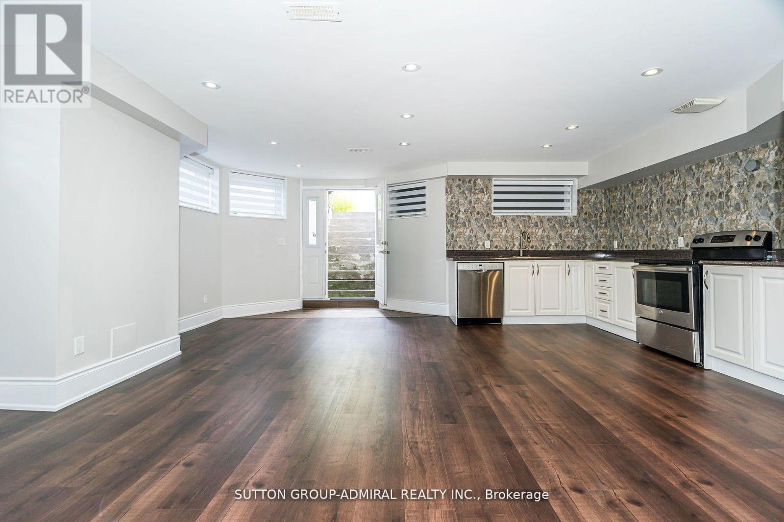24 Ranee Avenue, Toronto, ON - Indoor Photo Showing Kitchen