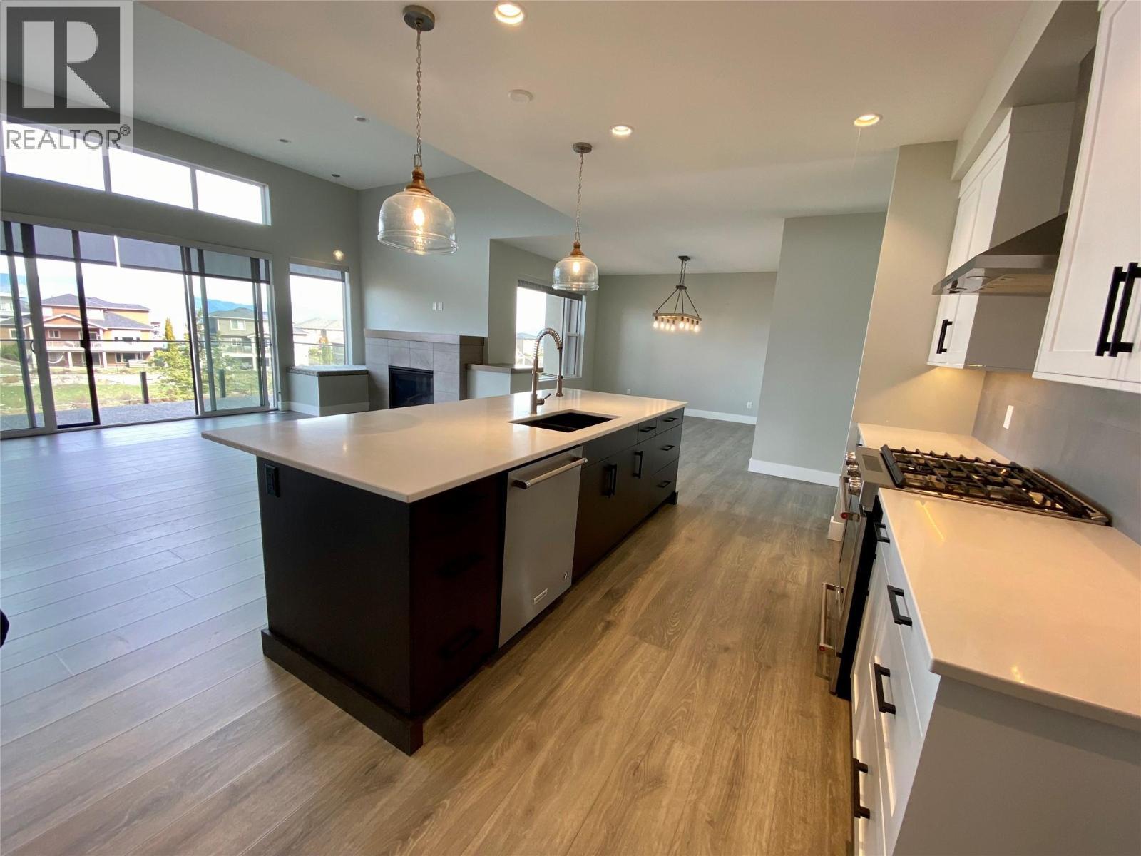 5402 Kestrel Lane, Kelowna, BC - Indoor Photo Showing Kitchen With Upgraded Kitchen