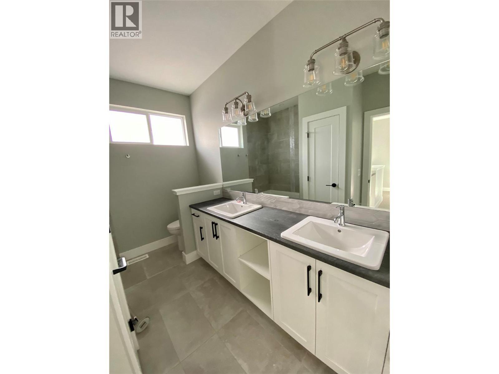 5402 Kestrel Lane, Kelowna, BC - Indoor Photo Showing Bathroom
