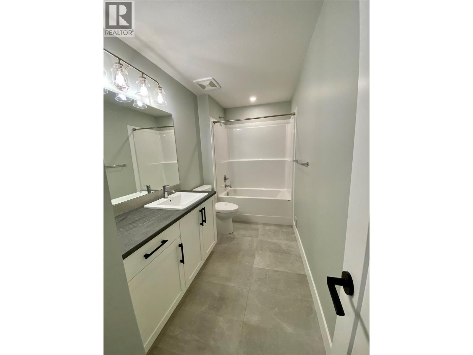 5402 Kestrel Lane, Kelowna, BC - Indoor Photo Showing Bathroom