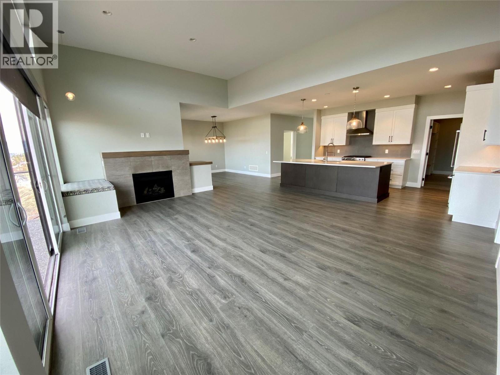 5402 Kestrel Lane, Kelowna, BC - Indoor Photo Showing Living Room With Fireplace