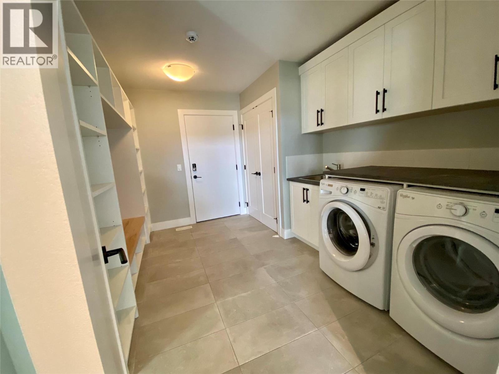5402 Kestrel Lane, Kelowna, BC - Indoor Photo Showing Laundry Room
