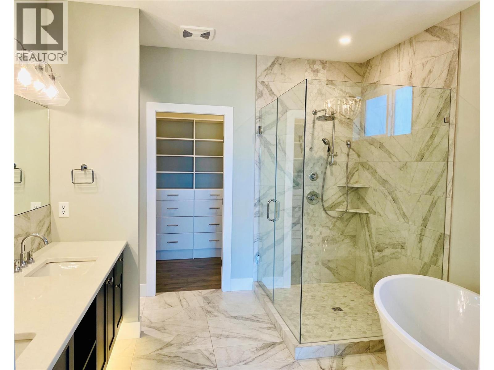 5402 Kestrel Lane, Kelowna, BC - Indoor Photo Showing Bathroom
