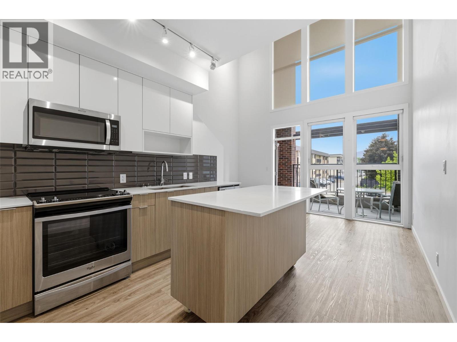 1775 Chapman Place Unit# 101, Kelowna, BC - Indoor Photo Showing Kitchen With Stainless Steel Kitchen With Upgraded Kitchen