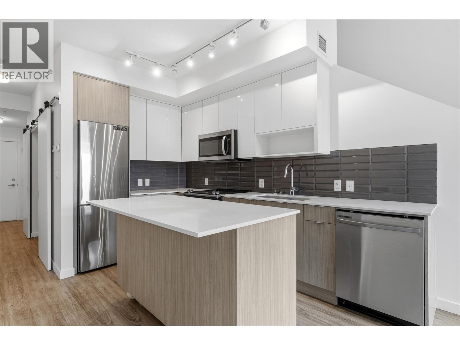 Movable Kitchen Island - 1775 Chapman Place Unit# 101, Kelowna, BC - Indoor Photo Showing Kitchen With Stainless Steel Kitchen With Upgraded Kitchen