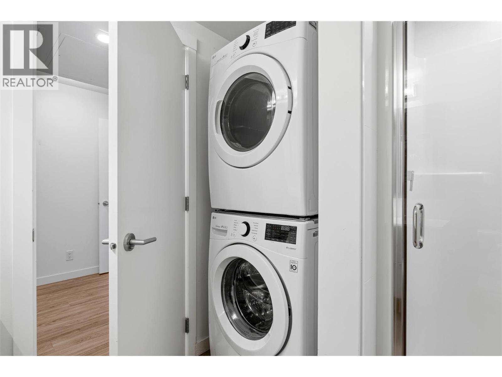 In-Suite Washer- Dryer - 1775 Chapman Place Unit# 101, Kelowna, BC - Indoor Photo Showing Laundry Room