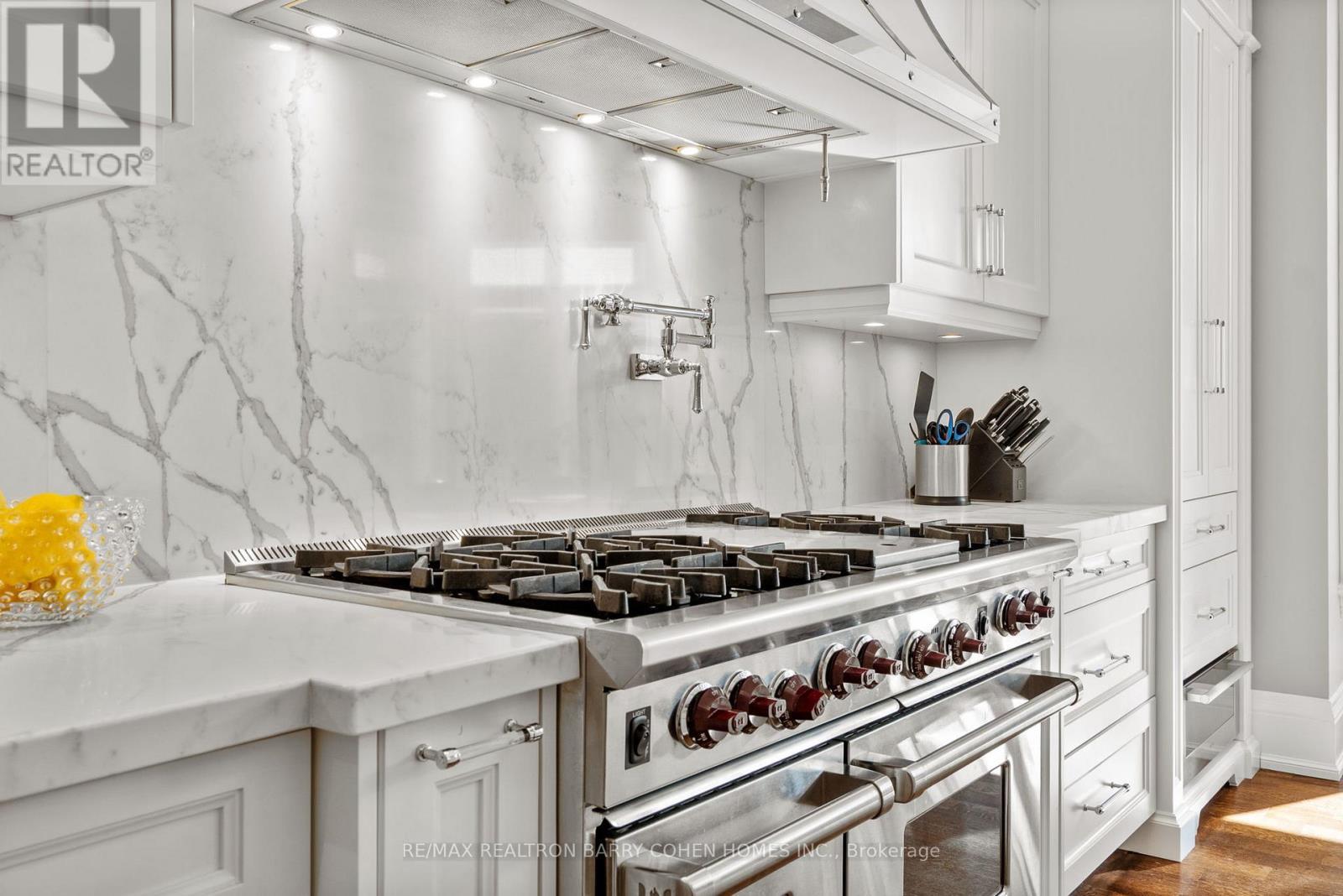 143 Highland Crescent, Toronto, ON - Indoor Photo Showing Kitchen With Upgraded Kitchen
