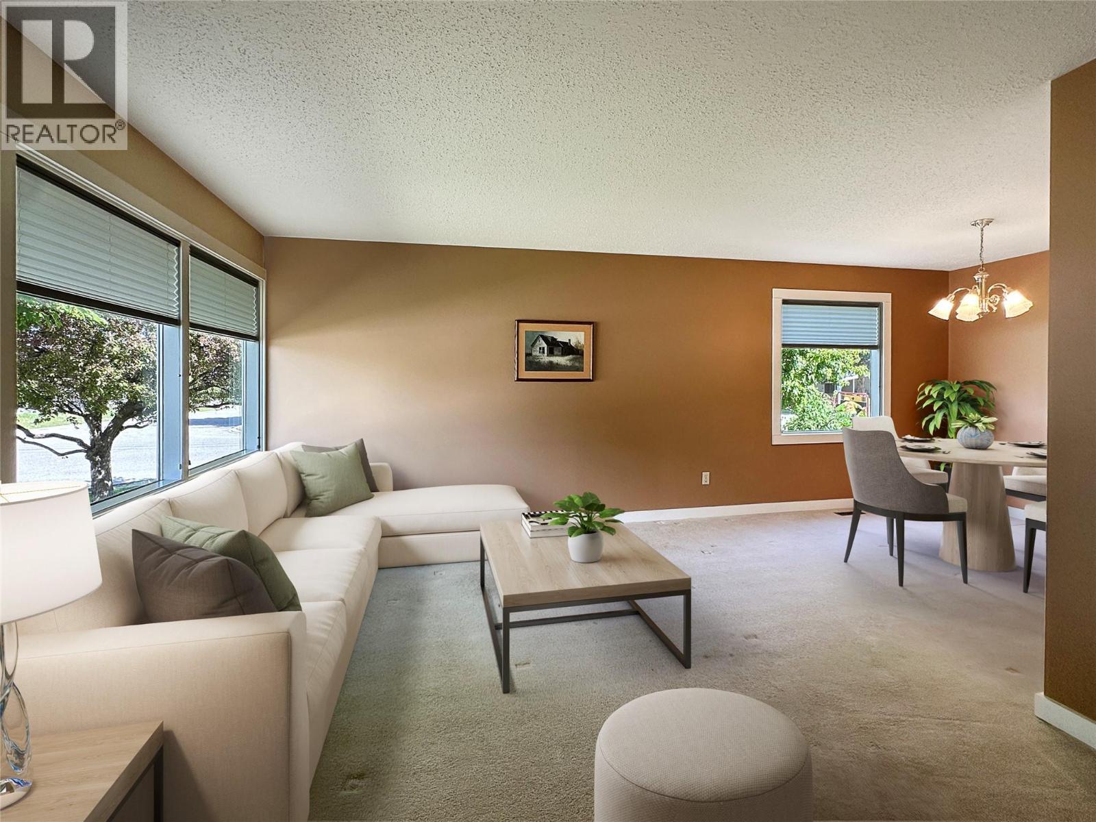 2501 3Rd Street S, Cranbrook, BC - Indoor Photo Showing Living Room