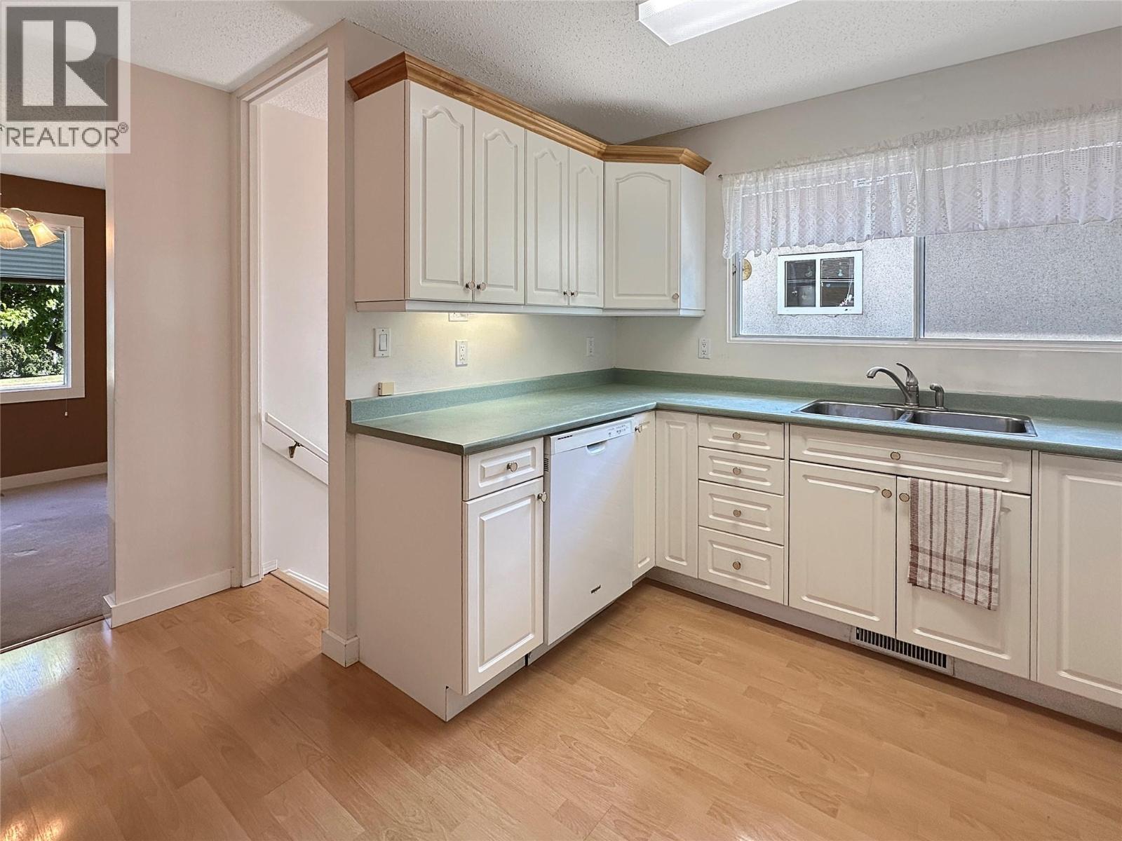 2501 3Rd Street S, Cranbrook, BC - Indoor Photo Showing Kitchen With Double Sink