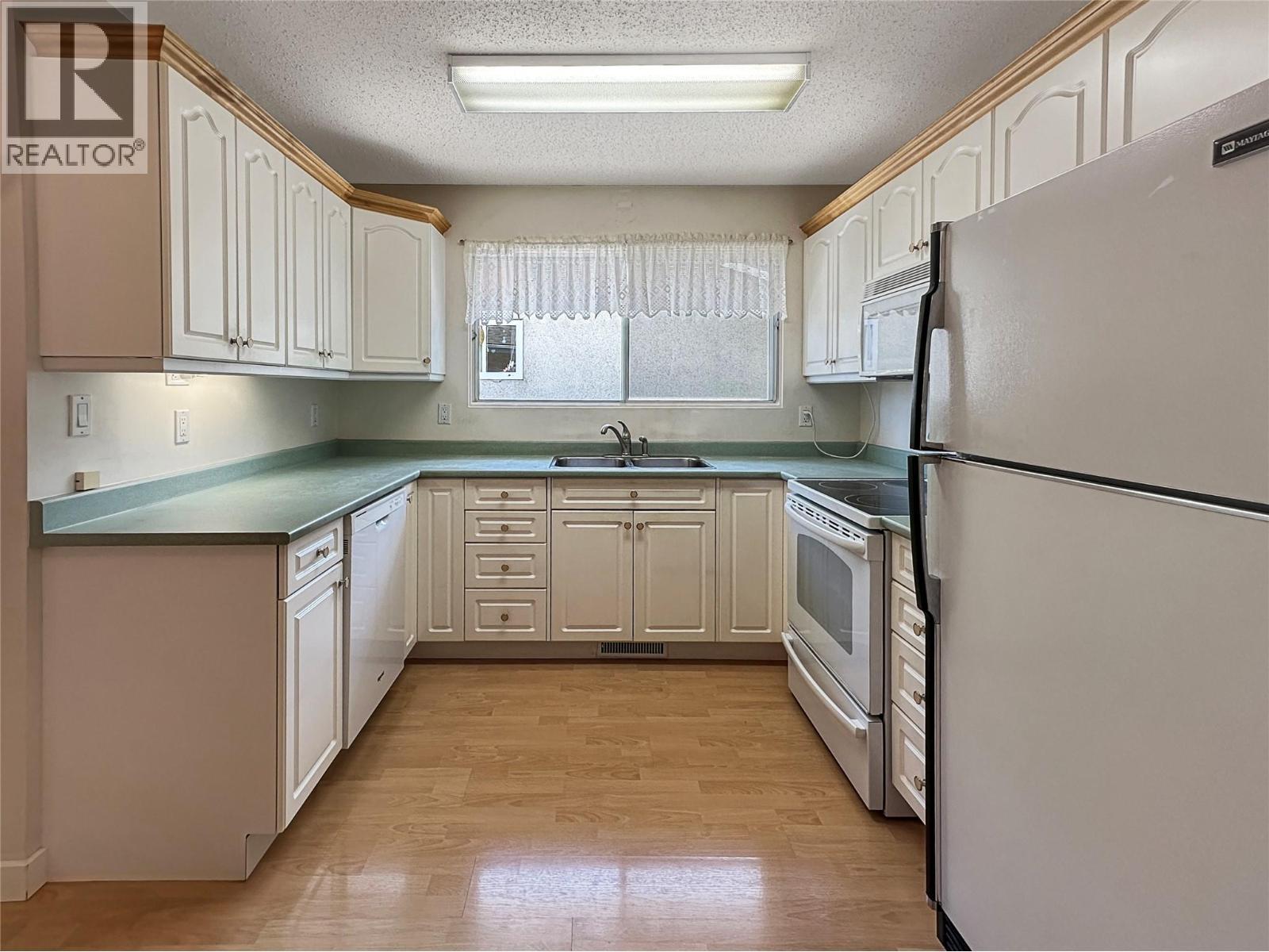 2501 3Rd Street S, Cranbrook, BC - Indoor Photo Showing Kitchen With Double Sink