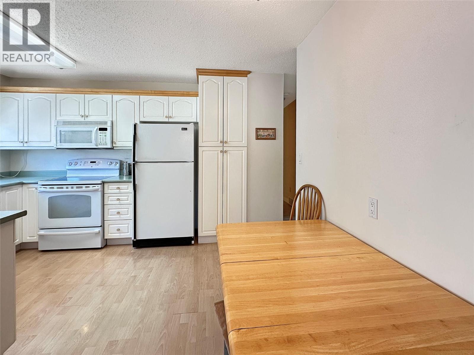 2501 3Rd Street S, Cranbrook, BC - Indoor Photo Showing Kitchen