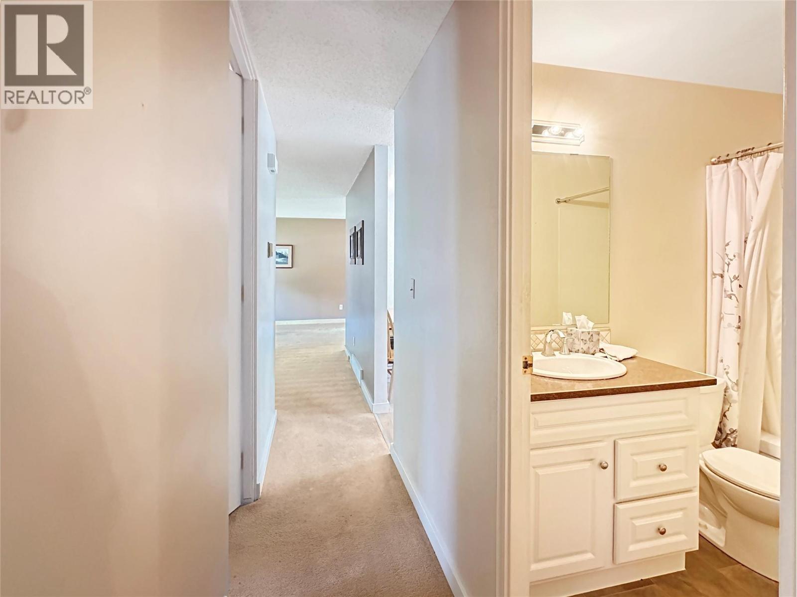 2501 3Rd Street S, Cranbrook, BC - Indoor Photo Showing Bathroom