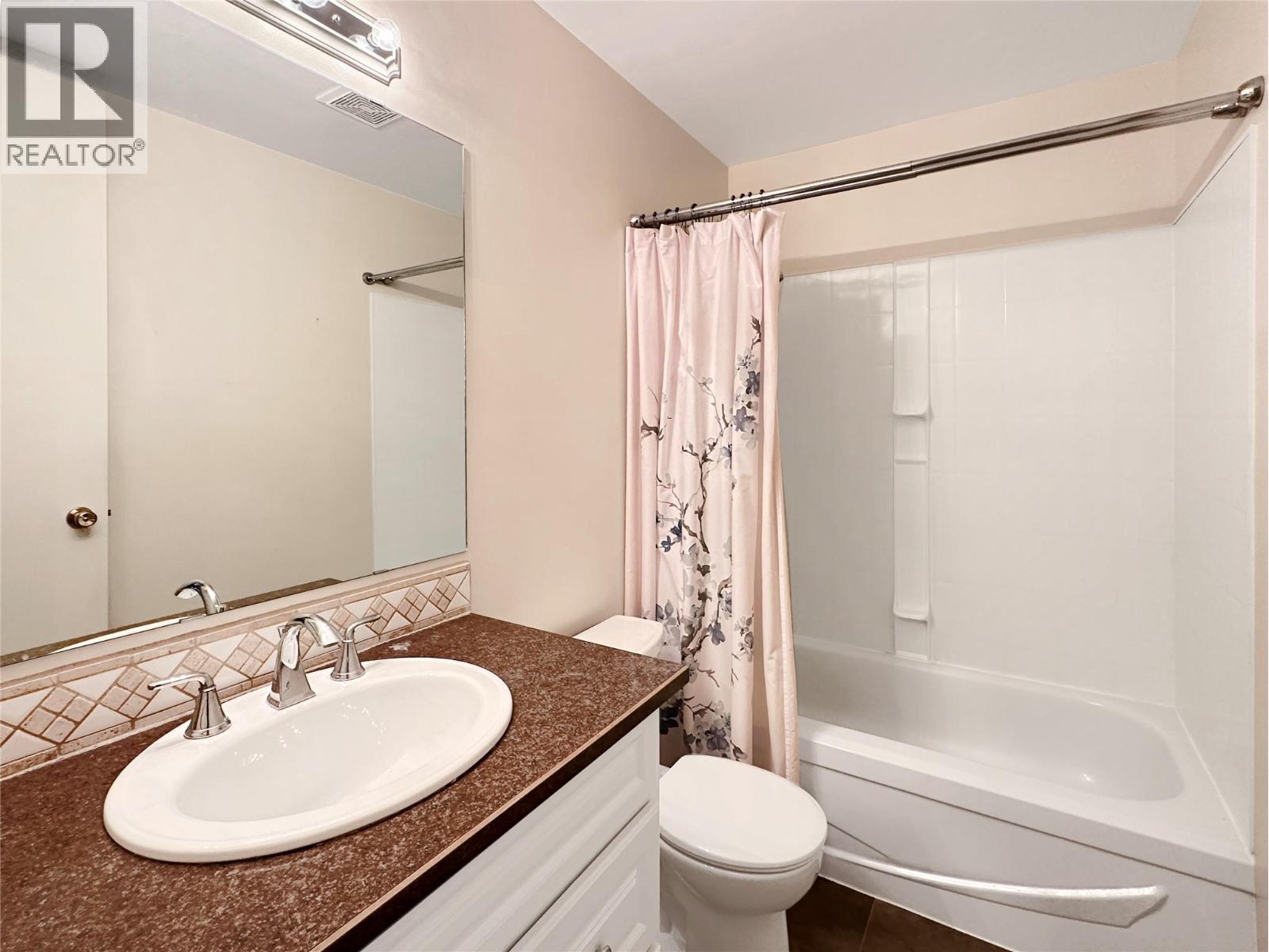 2501 3Rd Street S, Cranbrook, BC - Indoor Photo Showing Bathroom