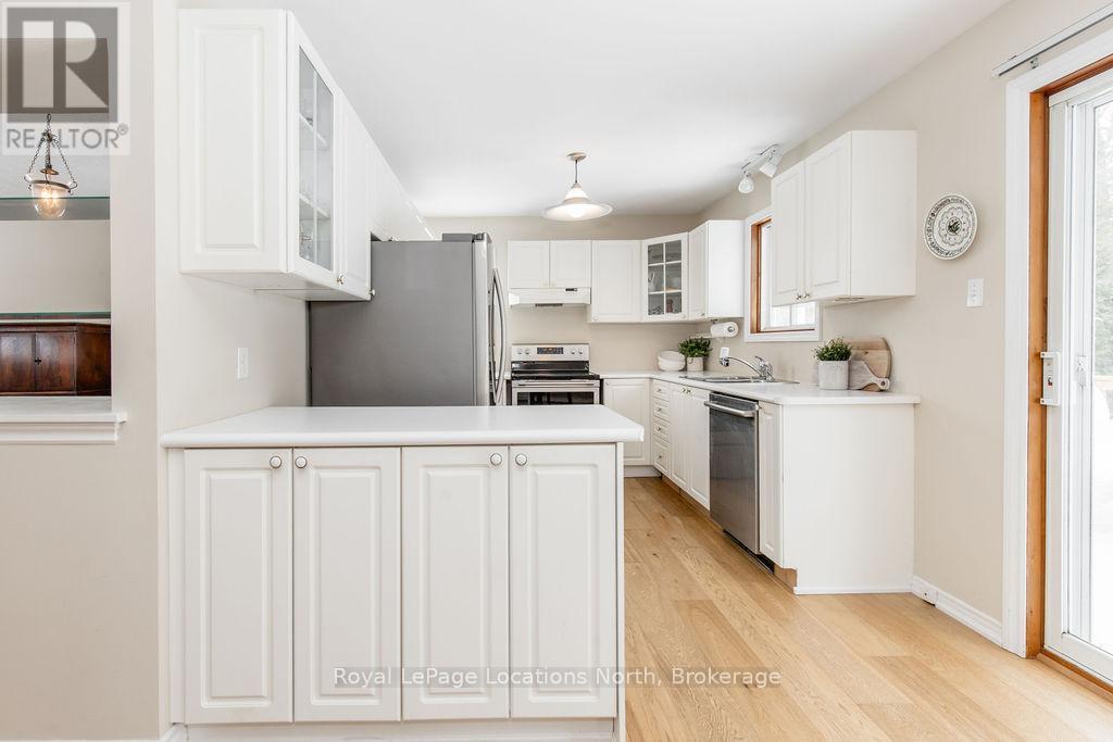 40 Fairway Crescent, Wasaga Beach, ON - Indoor Photo Showing Kitchen