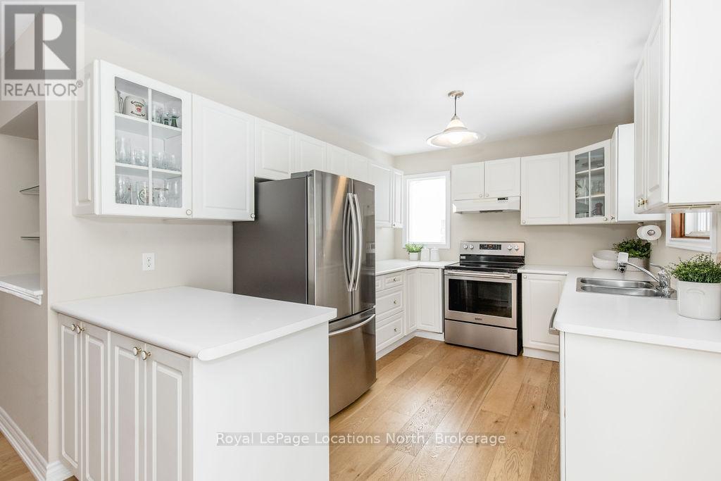 40 Fairway Crescent, Wasaga Beach, ON - Indoor Photo Showing Kitchen With Stainless Steel Kitchen With Double Sink