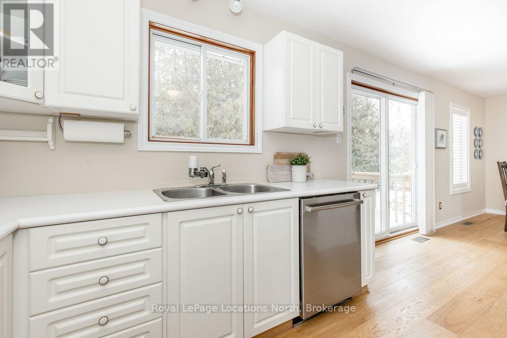 40 Fairway Crescent, Wasaga Beach, ON - Indoor Photo Showing Kitchen With Double Sink