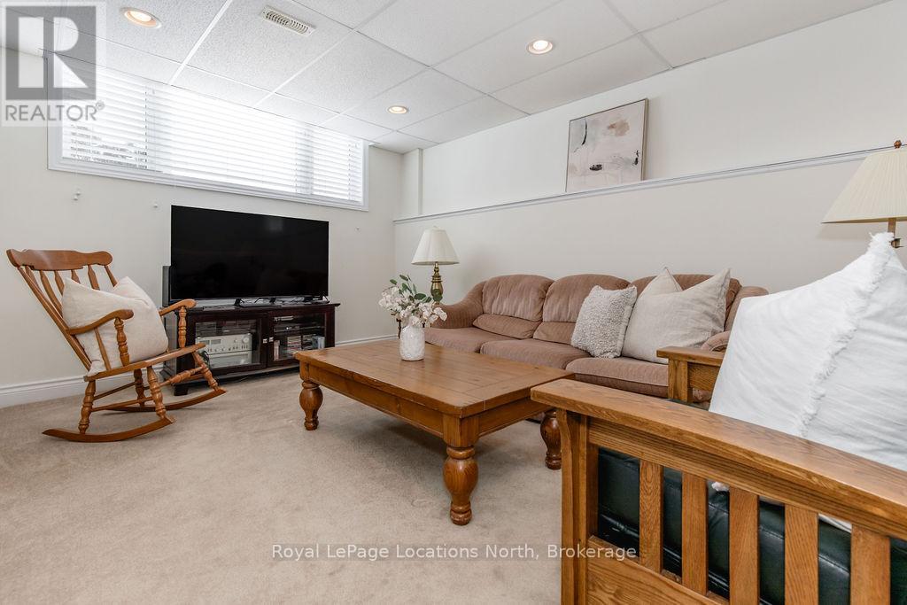 40 Fairway Crescent, Wasaga Beach, ON - Indoor Photo Showing Living Room