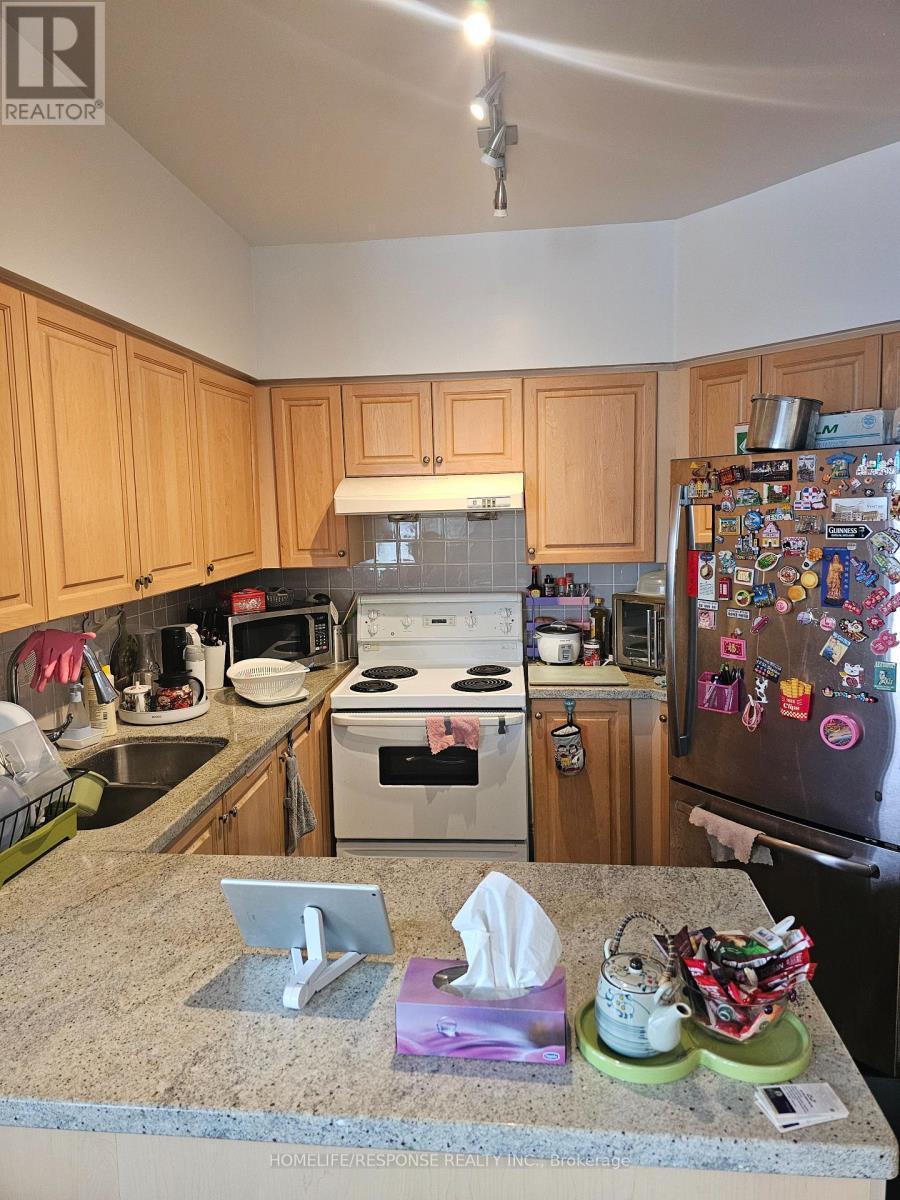 1011 - 48 Suncrest Boulevard, Markham, ON - Indoor Photo Showing Kitchen With Double Sink