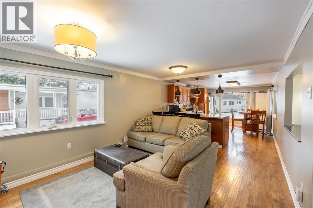 1940 London Line Unit# 84, Sarnia, ON - Indoor Photo Showing Living Room