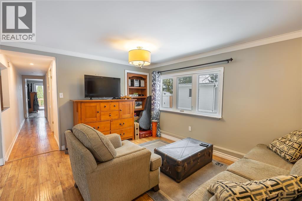 1940 London Line Unit# 84, Sarnia, ON - Indoor Photo Showing Living Room