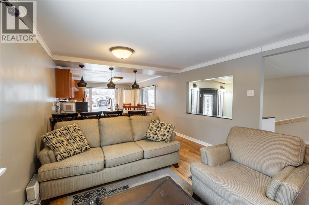 1940 London Line Unit# 84, Sarnia, ON - Indoor Photo Showing Living Room