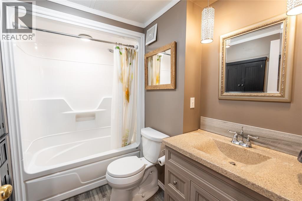 1940 London Line Unit# 84, Sarnia, ON - Indoor Photo Showing Bathroom