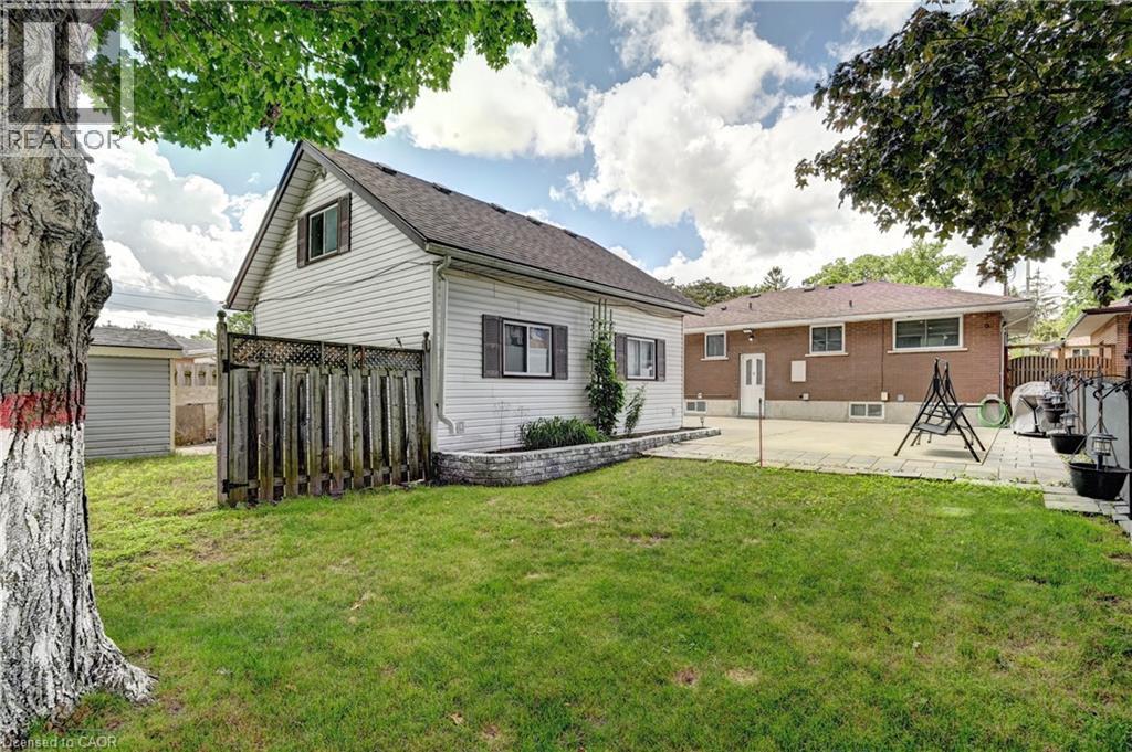 Expansive green lawn with a paver patio area - 158 Plymouth Road, Kitchener, ON