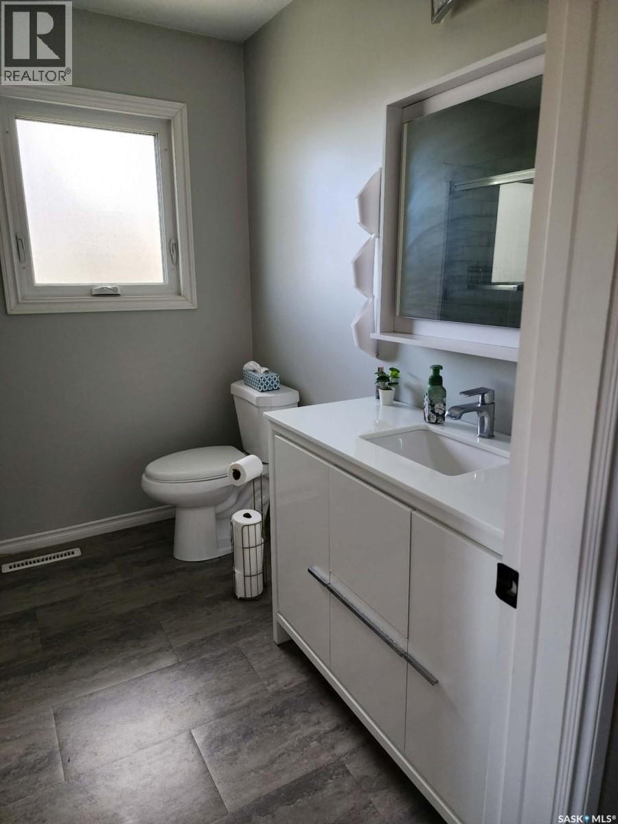 891 2Nd Street E, Shaunavon, SK - Indoor Photo Showing Bathroom