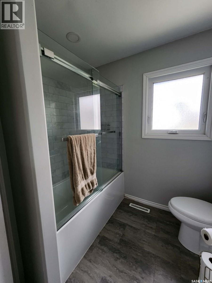 891 2Nd Street E, Shaunavon, SK - Indoor Photo Showing Bathroom
