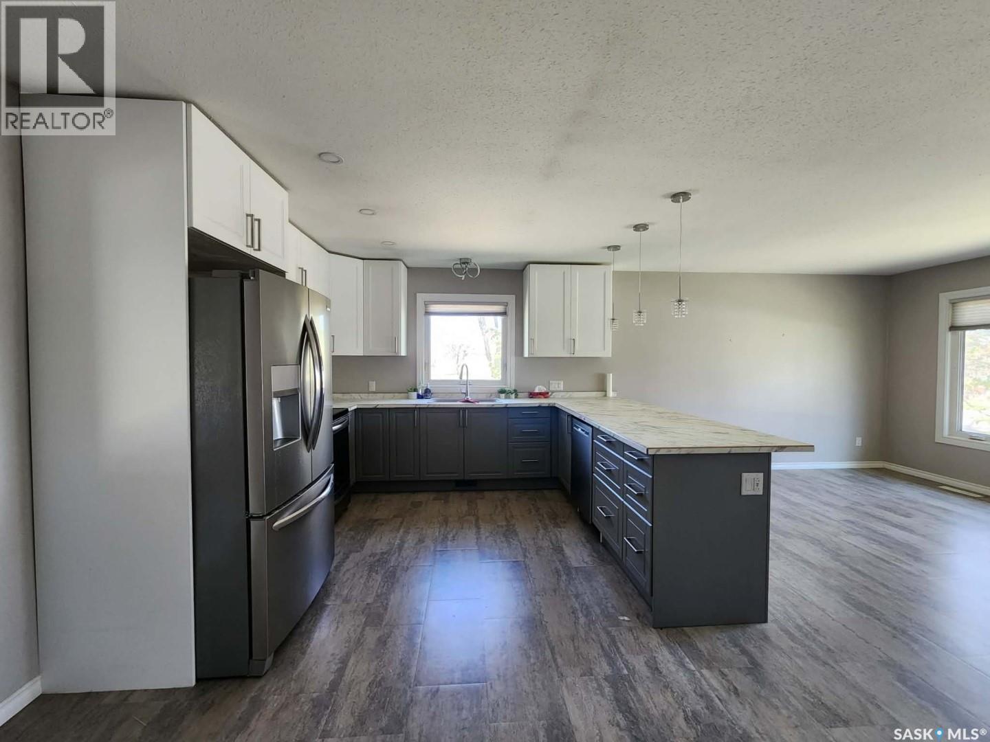 891 2Nd Street E, Shaunavon, SK - Indoor Photo Showing Kitchen With Double Sink