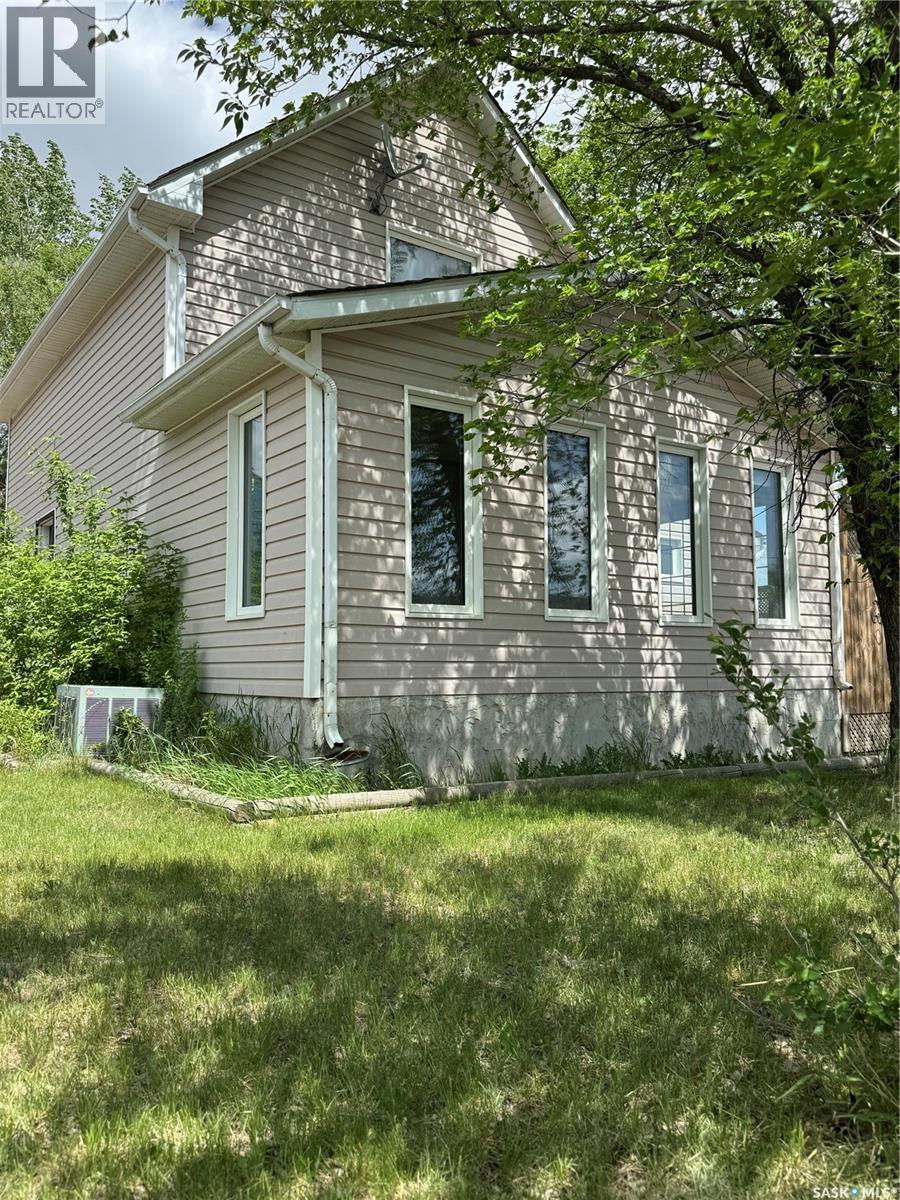 237 Perkins Street, Estevan, SK - Outdoor