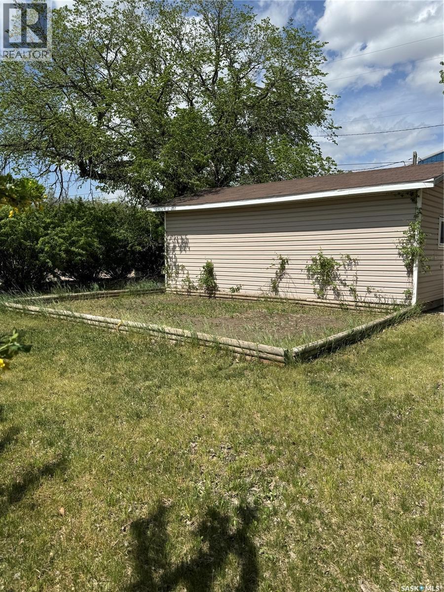 237 Perkins Street, Estevan, SK - Outdoor