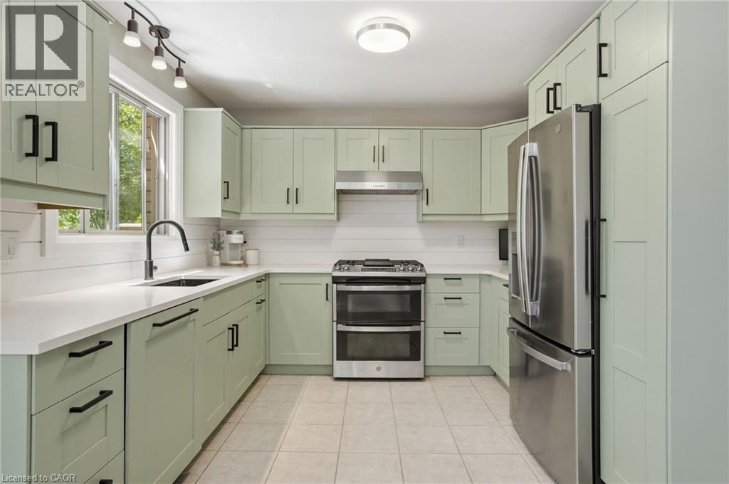 1300 Silvan Forest Drive, Burlington, ON - Indoor Photo Showing Kitchen With Upgraded Kitchen