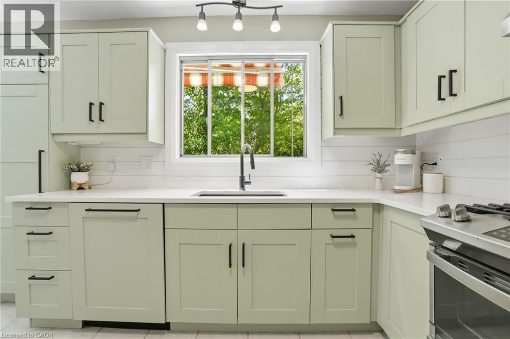 1300 Silvan Forest Drive, Burlington, ON - Indoor Photo Showing Kitchen