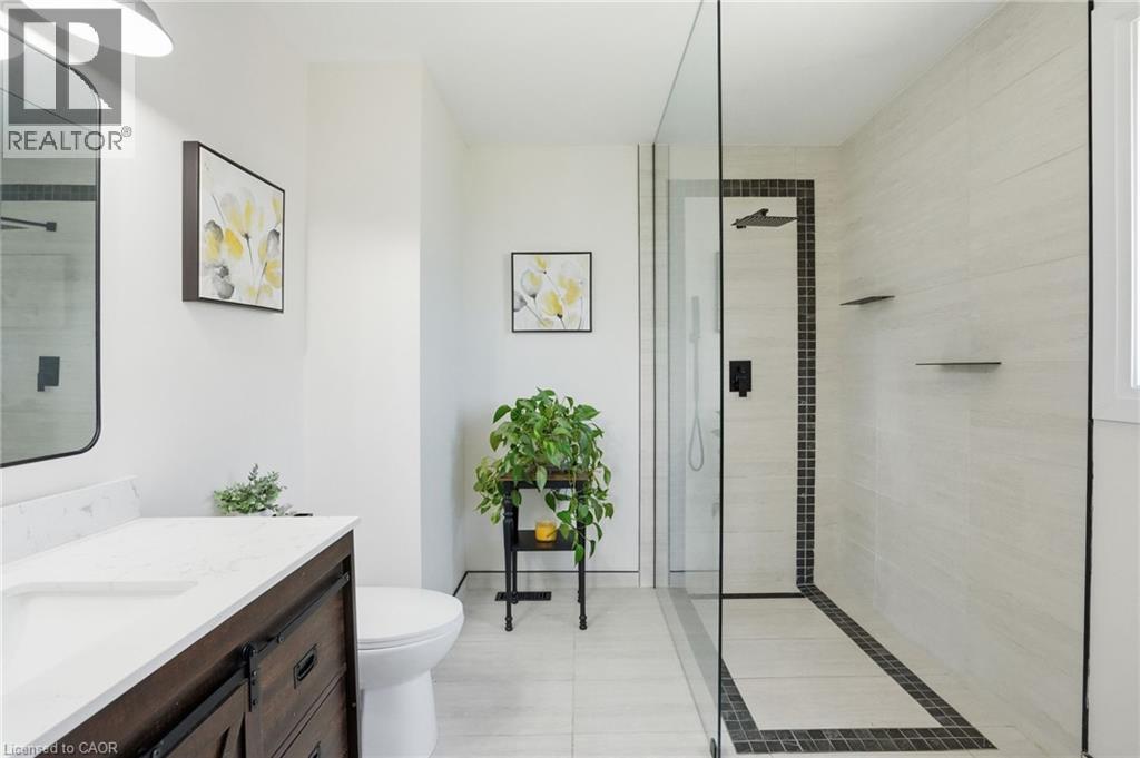 1300 Silvan Forest Drive, Burlington, ON - Indoor Photo Showing Bathroom
