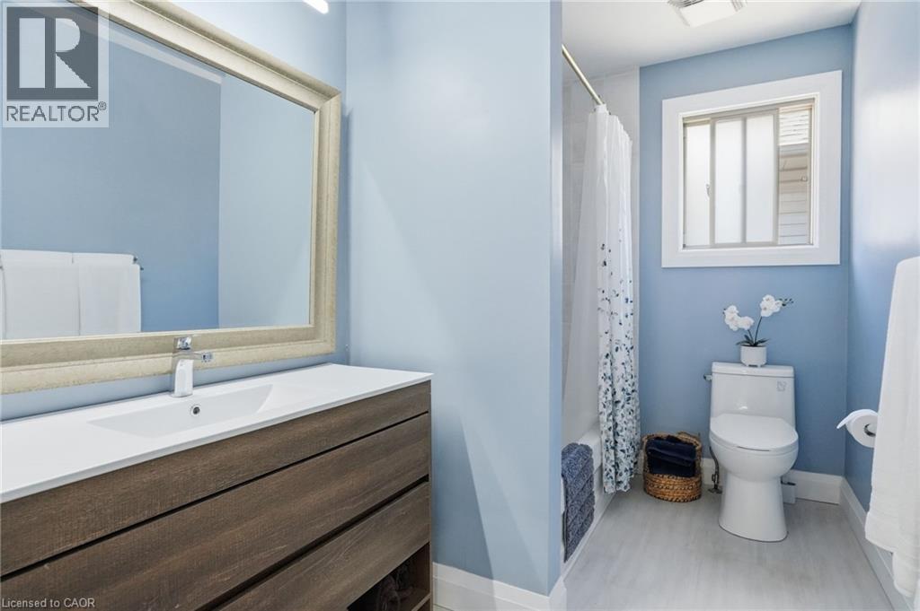 1300 Silvan Forest Drive, Burlington, ON - Indoor Photo Showing Bathroom