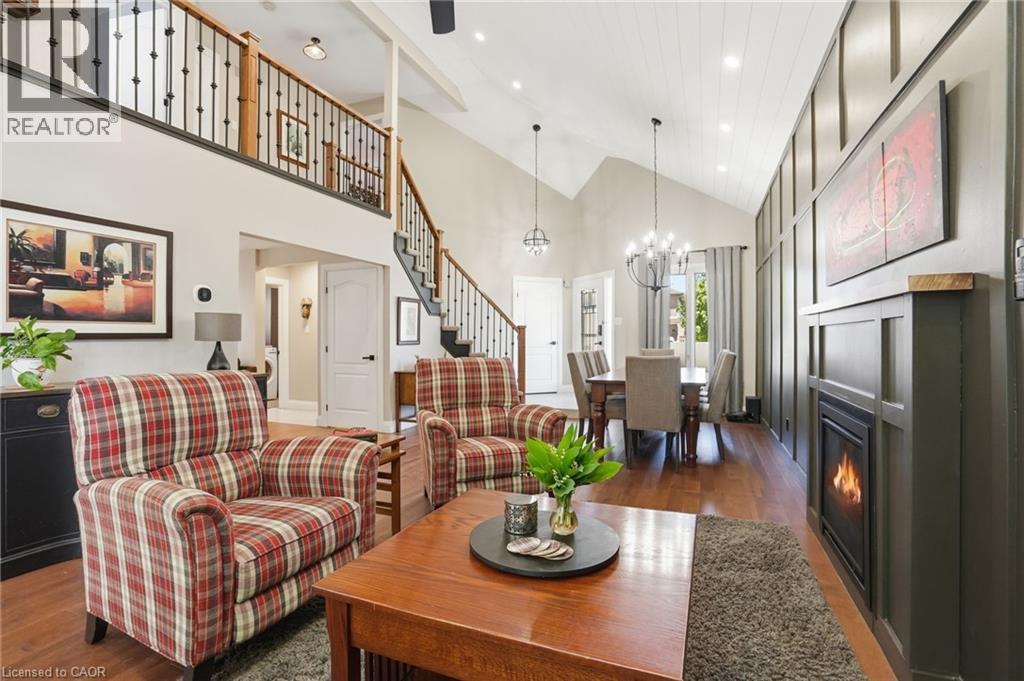 1300 Silvan Forest Drive, Burlington, ON - Indoor Photo Showing Living Room