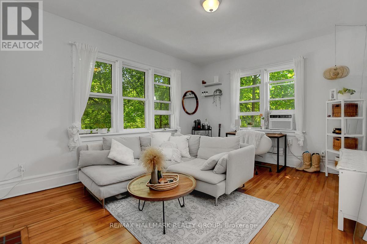 120 Strathcona Avenue, Ottawa, ON - Indoor Photo Showing Living Room