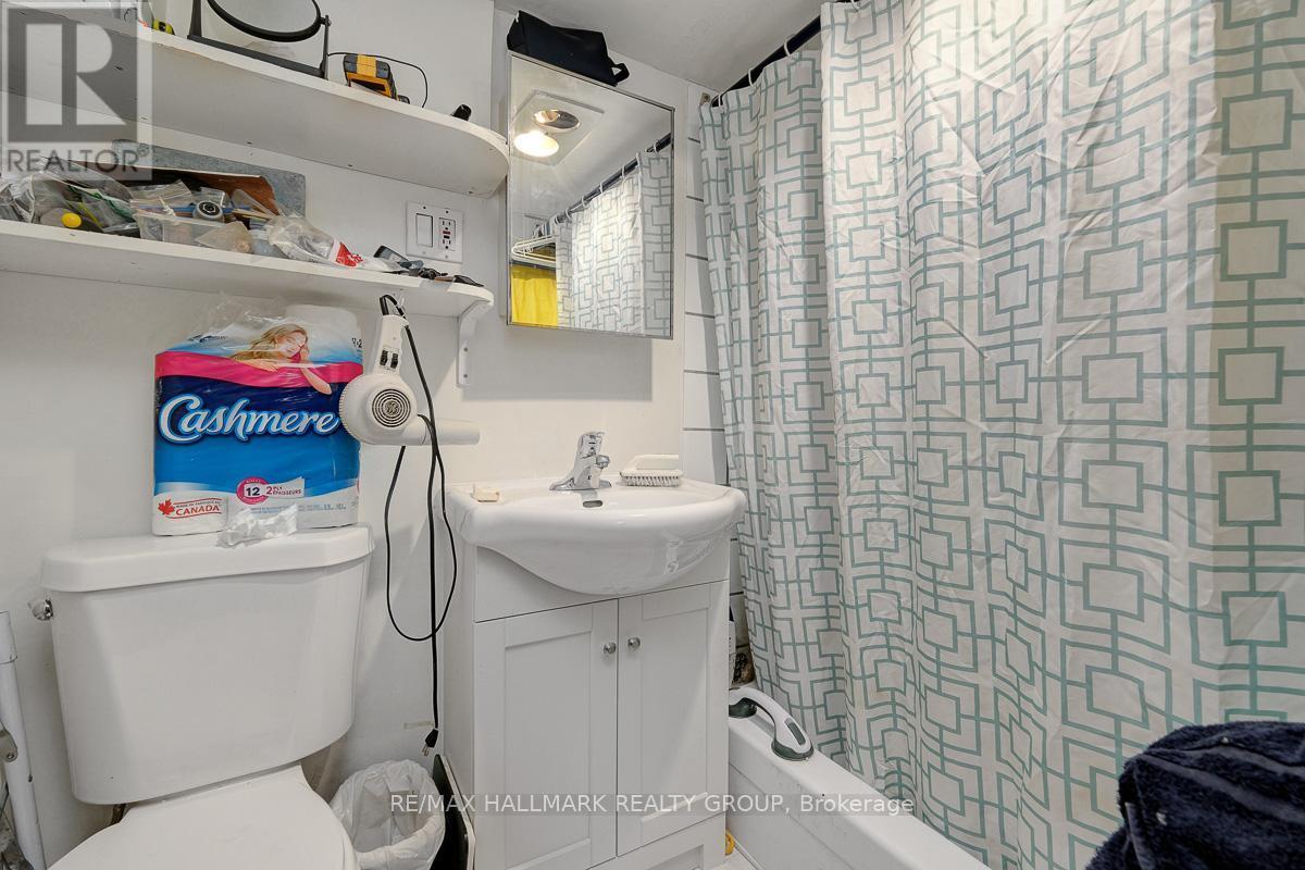 120 Strathcona Avenue, Ottawa, ON - Indoor Photo Showing Bathroom